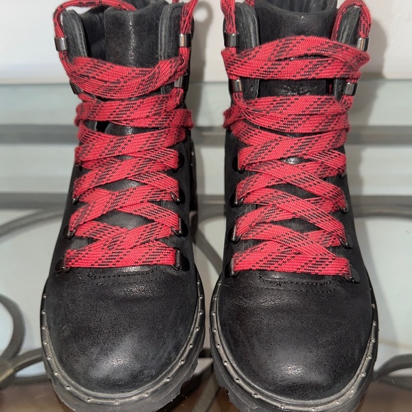 Sorel women’s boots - Picture 2 of 6